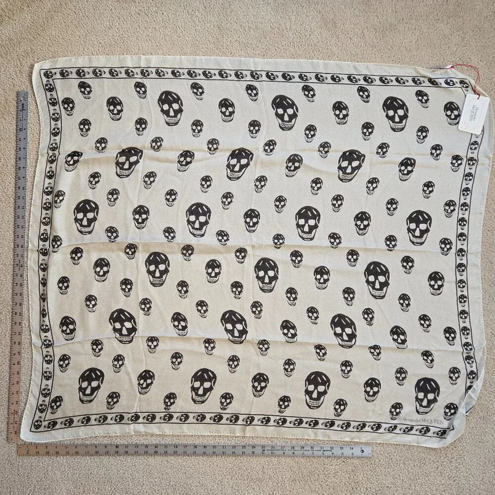 NWT 100% Silk Alexander McQueen Skull Scarf Black White